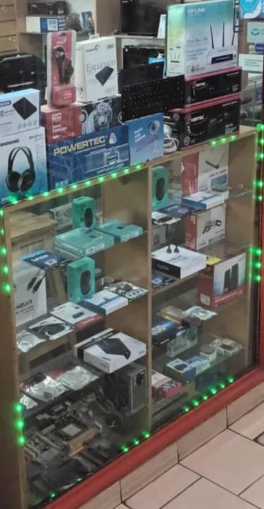 Estantes del local con routers, discos externos, auriculares y accesorios