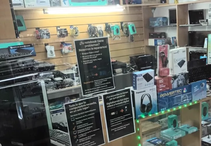 Vidriera de CompuServi Belgrano con accesorios, discos y periféricos a la vista